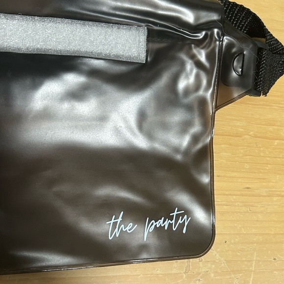 Black plastic waterproof fanny pack - Picture 2 of 5